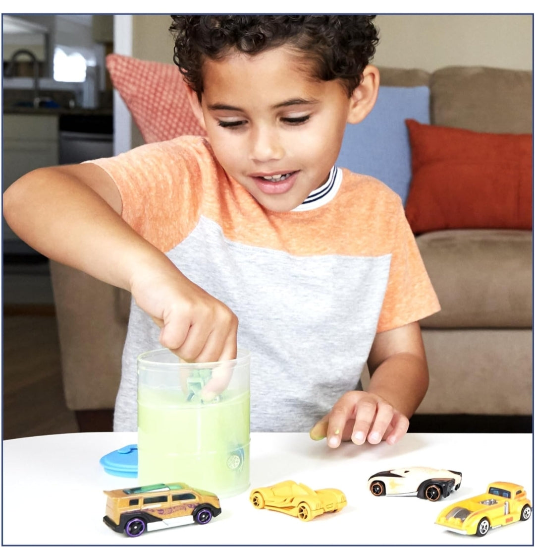 Hot Wheels Cars, Set of 2 Color Reveal Vehicles in 1:64 Scale with Surprise Initial Reveal & Repeat Color-Change Feature in Very Warm & ICY Cold Water (Styles May Vary)