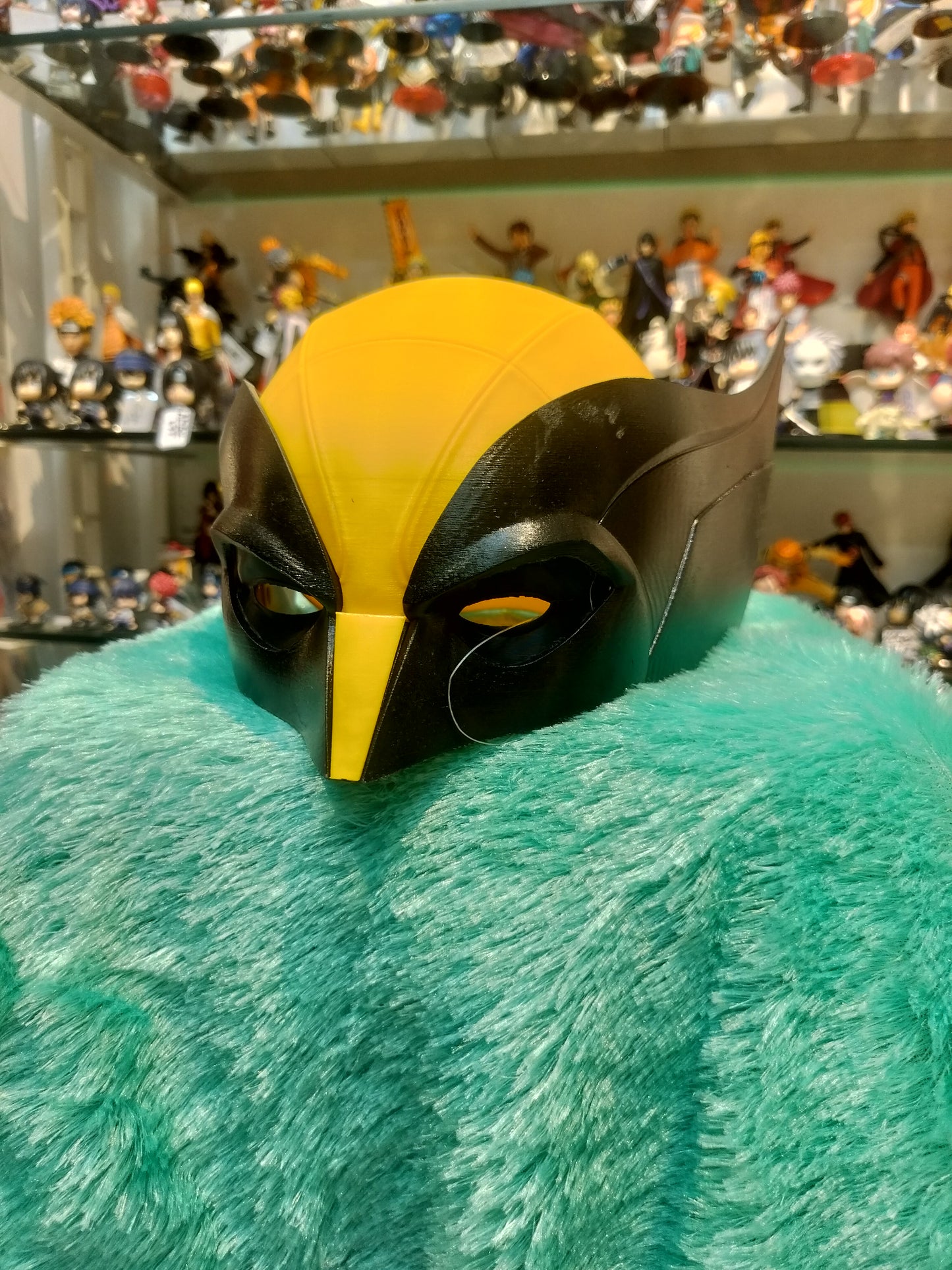 Wolverine Cosplay Helmet – Classic Yellow & Black X-Men Style Mask