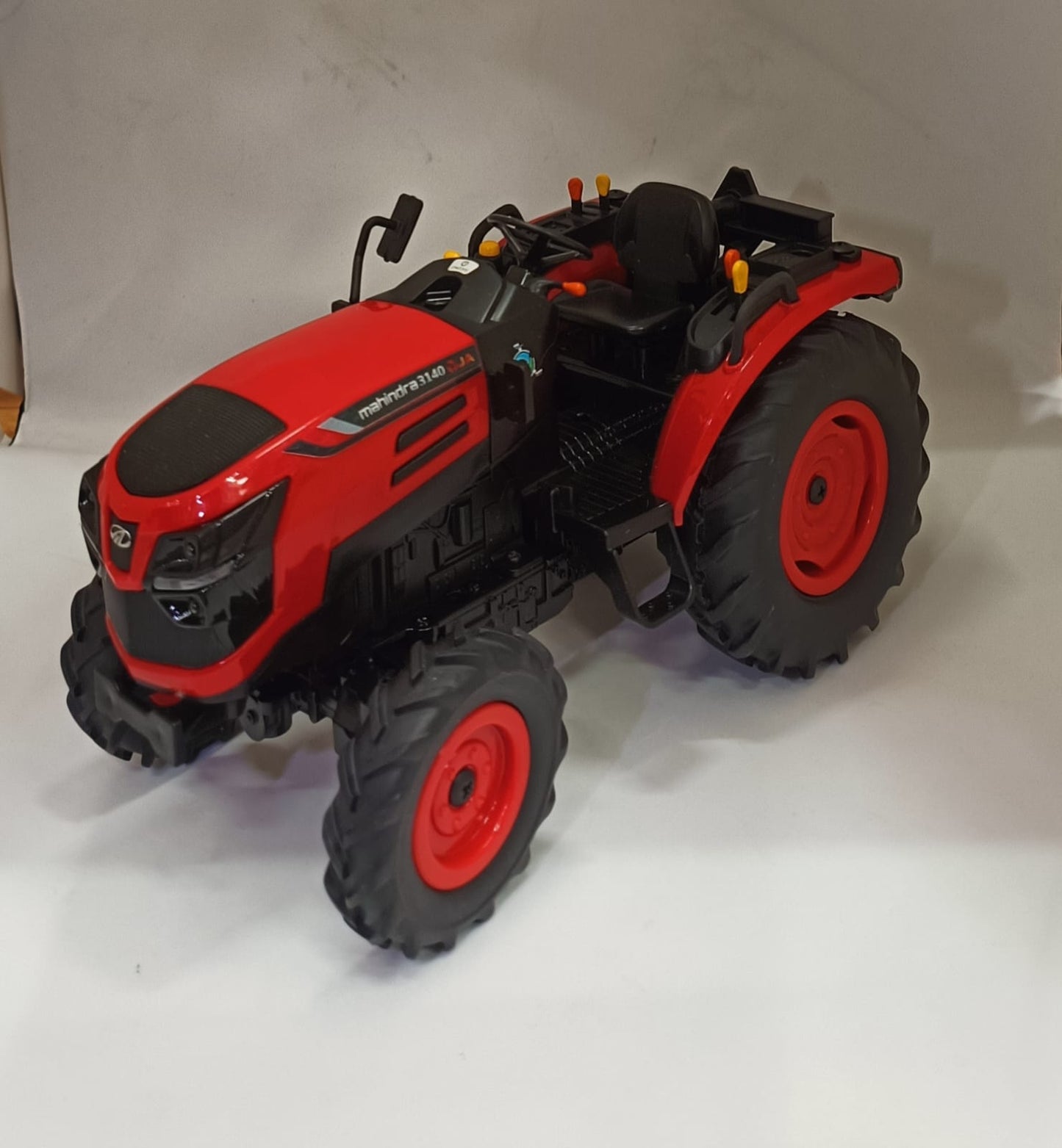 Mahindra 9140 4WD Tractor Die-Cast Model – Premium Collectible Toy (1:32 Scale) RC tractor