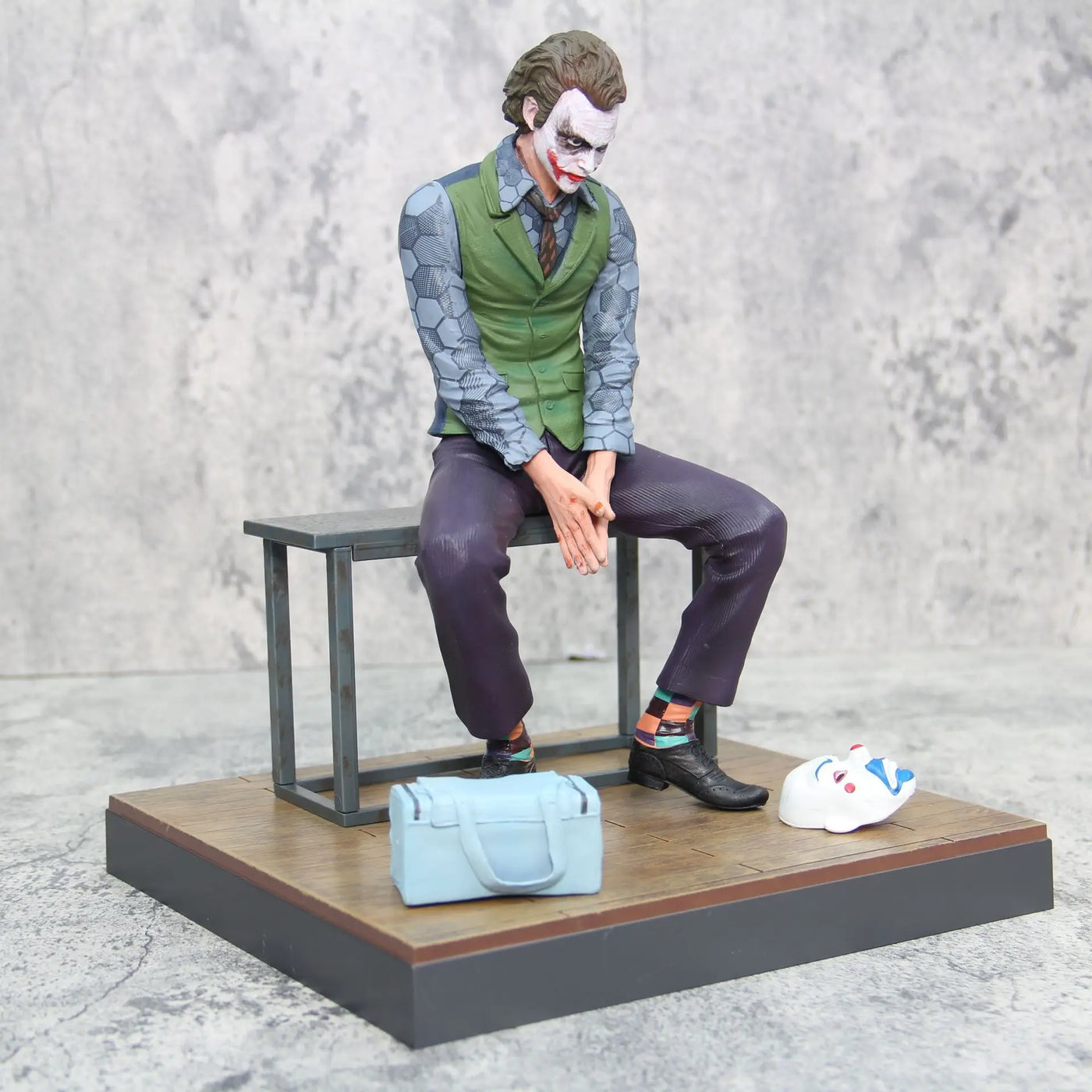 Joker Gotham Edition - 27cm Collectible Action Figure for Desk Decor