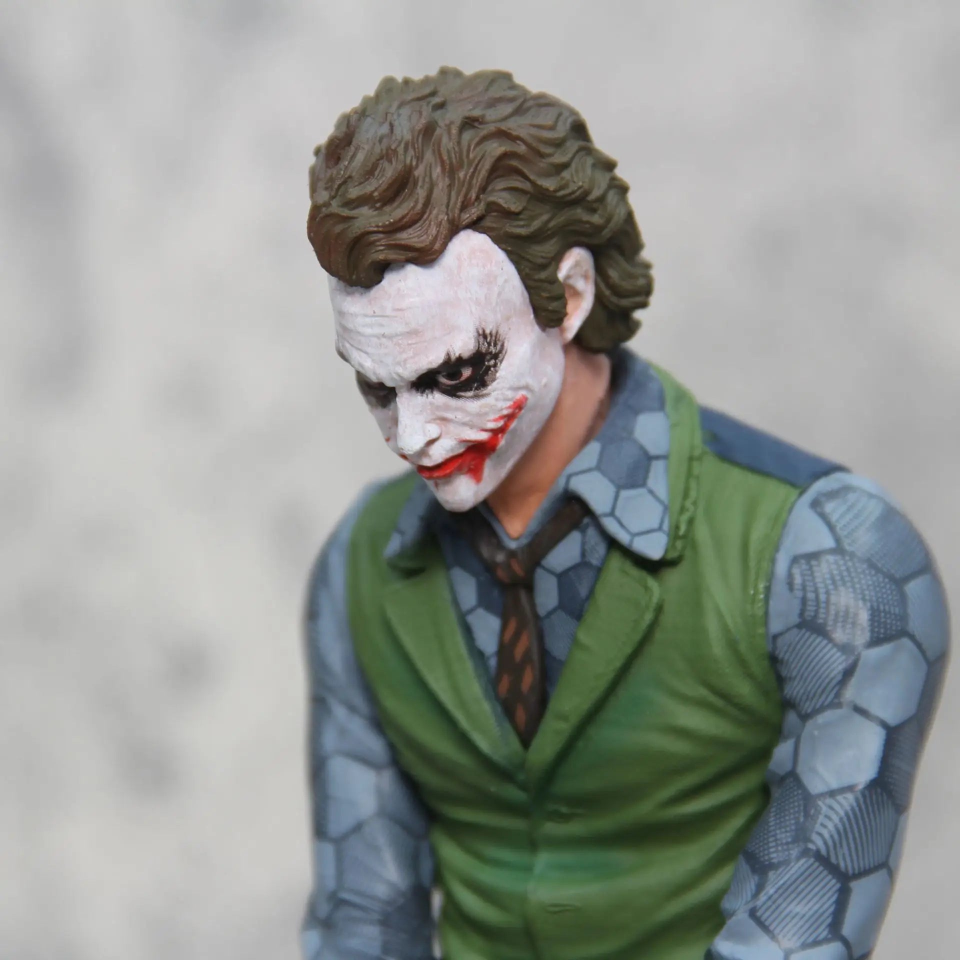 Joker Gotham Edition - 27cm Collectible Action Figure for Desk Decor