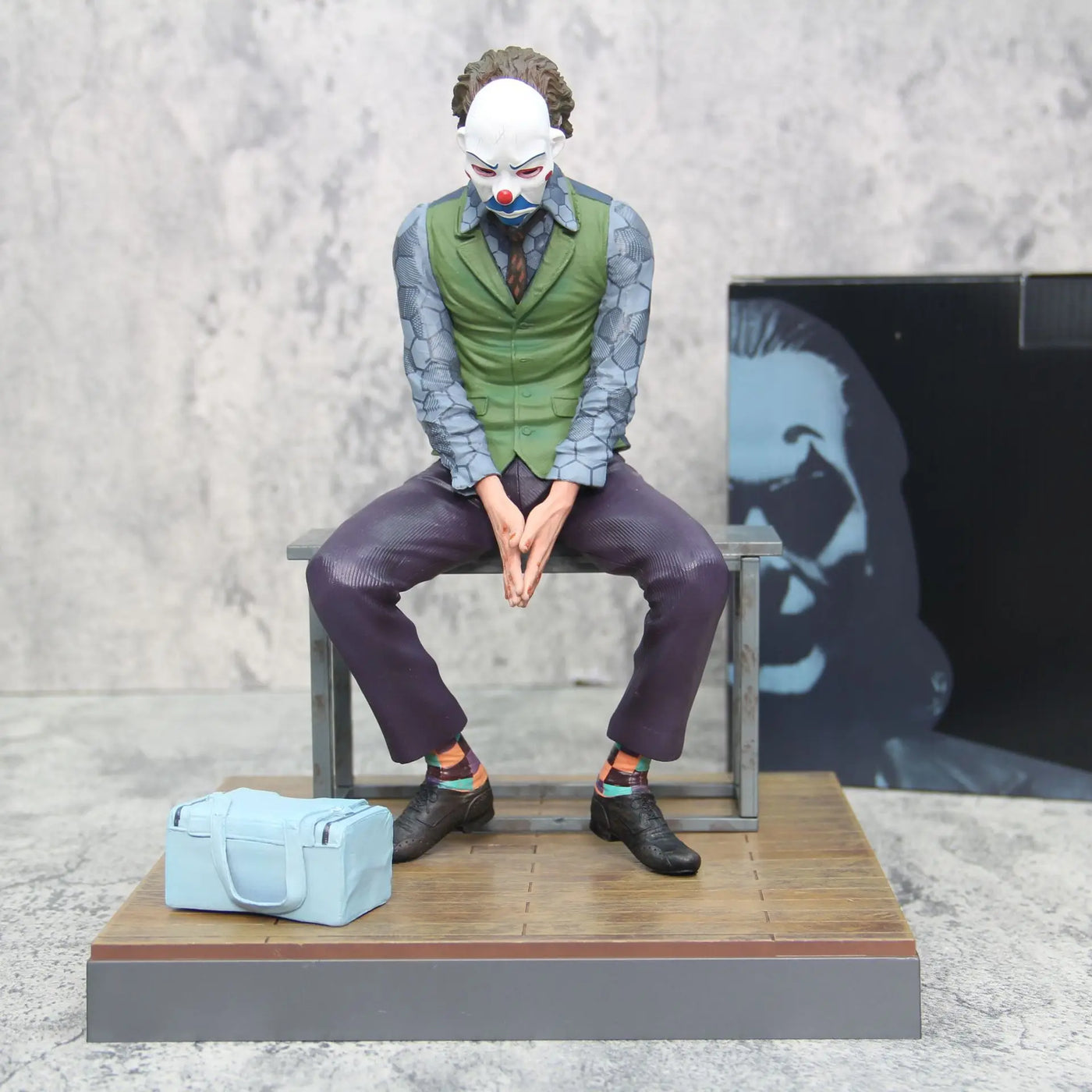 Joker Gotham Edition - 27cm Collectible Action Figure for Desk Decor