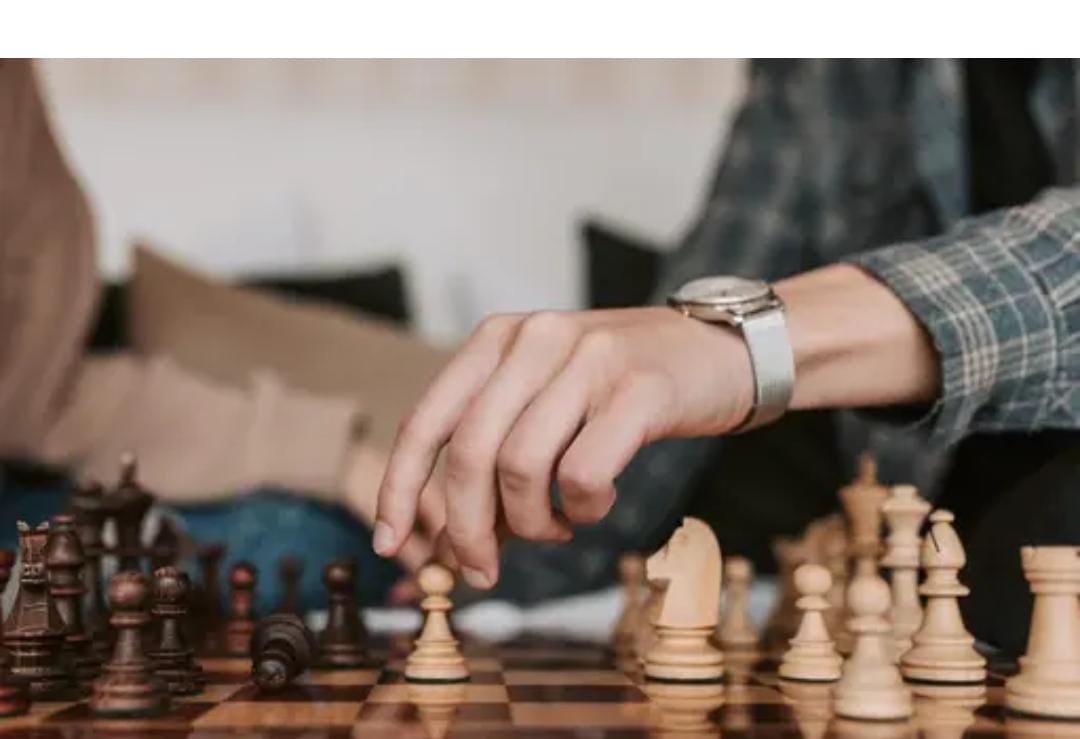 Classic Wooden Chess Set with Foldable Board